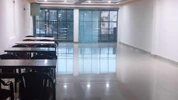 Café da manhã completo grátis todos os dias