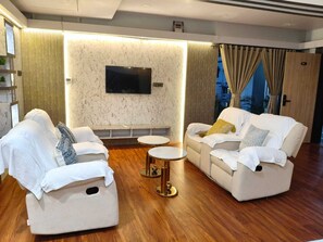 Suite studio familiale, patio | Draps en coton égyptien, literie de qualité, couette en duvet