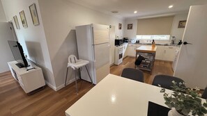 Fridge, microwave, oven, stovetop - Lucky Charm Cottage in MANJIMUP, Western Australia with farmland views (Manjimup)