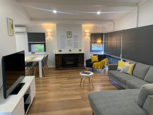 TV, fireplace - Lucky Charm Cottage in MANJIMUP, Western Australia with farmland views (Manjimup)