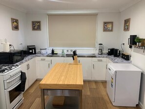 Fridge, microwave, oven, stovetop - Lucky Charm Cottage in MANJIMUP, Western Australia with farmland views (Manjimup)