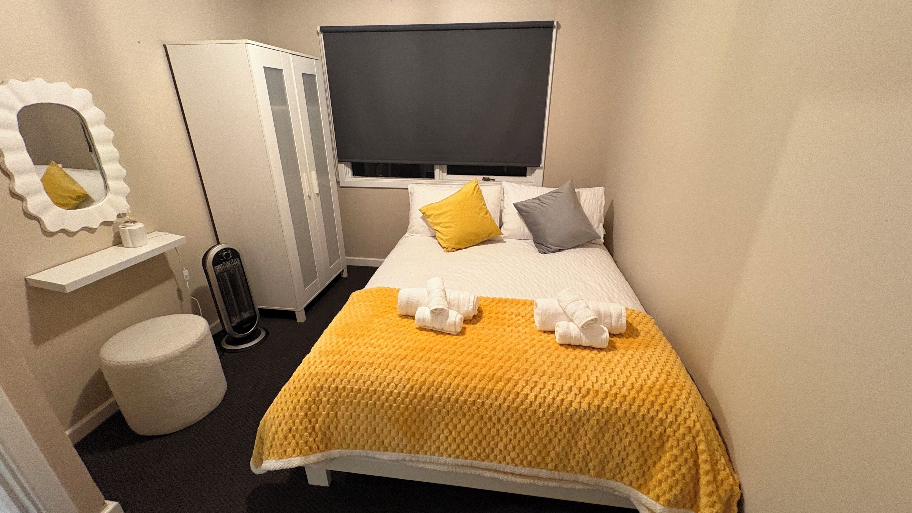 3 dormitorios, caja fuerte, tabla de planchar con plancha