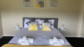 3 dormitorios, caja fuerte, tabla de planchar con plancha