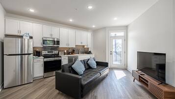 Mikrobølgeovn, ovn, kokeplater og oppvaskmaskin