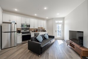 Microwave, oven, stovetop, dishwasher - Tourist Home of Richmond 1 Bedroom Apartment - Church Hill North TH01 (Richmond)