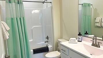 吹风机、毛巾、肥皂、卫生纸