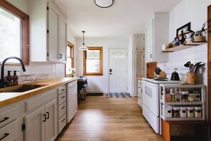 Fridge, microwave, oven, stovetop - Historic 2-bedroom home in Tacoma - Quiet escape close to everything (Tacoma)