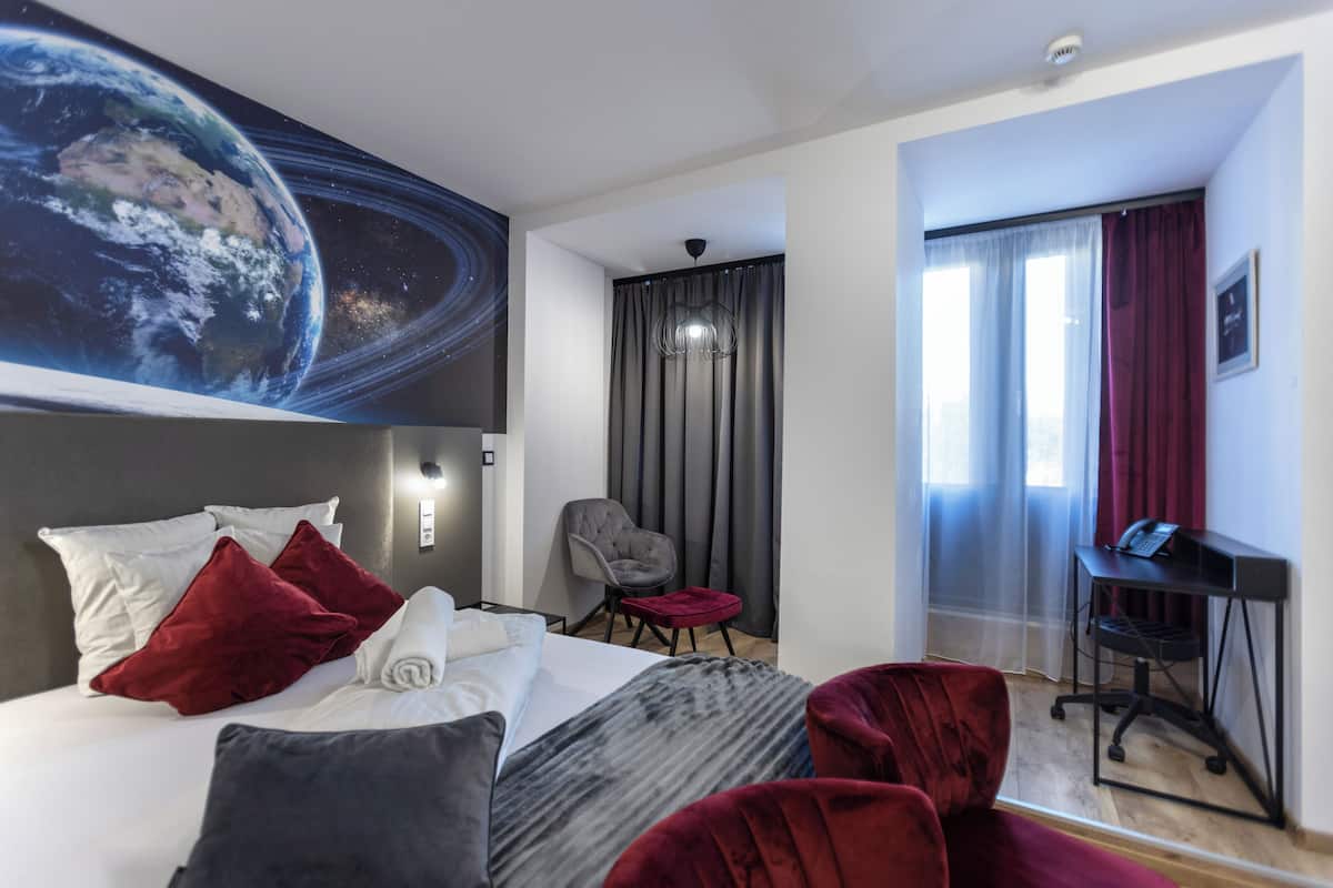 Apartment | 1 bedroom, in-room safe, desk, soundproofing