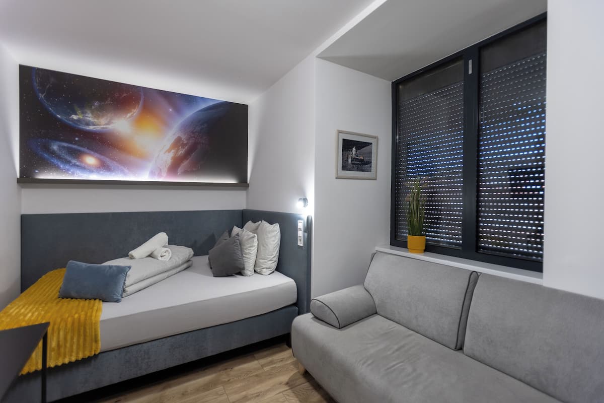 Deluxe Room | 1 bedroom, in-room safe, desk, soundproofing