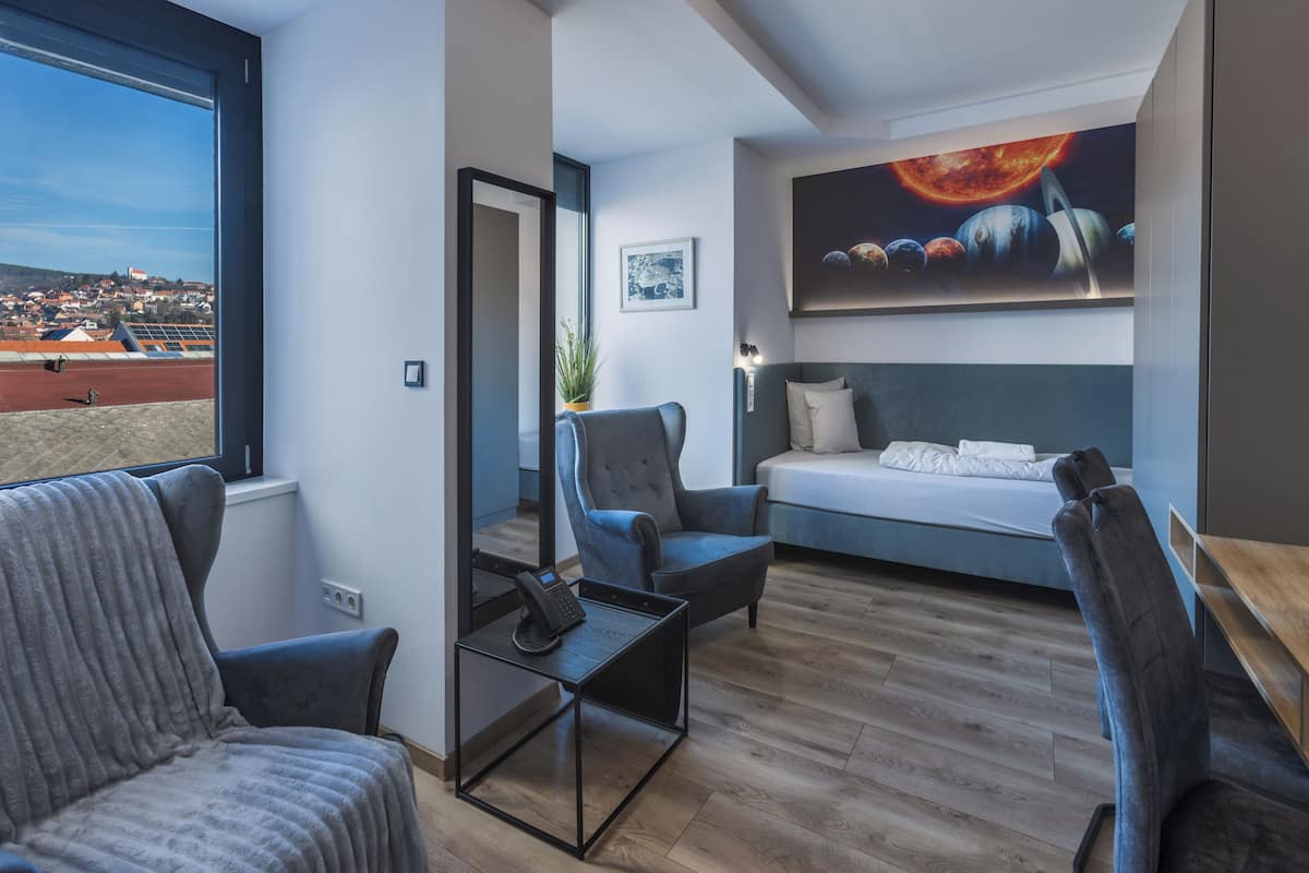 Studio, 2 Twin Beds | 1 bedroom, in-room safe, desk, soundproofing