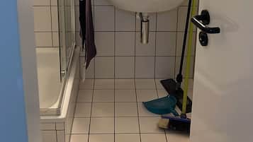 Douche, sĂšche-cheveux, serviettes fournies, savon