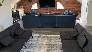 TV connectée, cheminée, livres