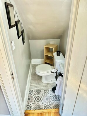 Shower, hair dryer, towels, soap - Iconic Historical Home (Hastings)