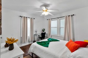 4 soverom, skrivebord, wi-fi (inkludert) og sengetøy