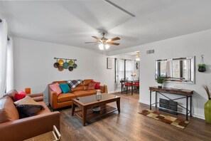 Smart-TV, Tischfußball, Bücher