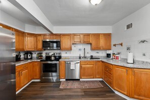 Fridge, microwave, oven, stovetop - Sleeps 12 , Safe area , Close to top attractions (St. Louis)