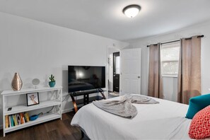 4 bedrooms, desk, free WiFi, bed sheets