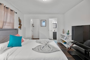4 bedrooms, desk, free WiFi, bed sheets - Sleeps 12 , Safe area , Close to top attractions (St. Louis)
