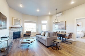 Televisor, llar de foc i taula de tennis de taula 