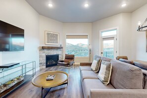 Televisor, llar de foc i taula de tennis de taula 