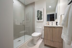 Dusche, Haartrockner, HandtĂŒcher, Seife