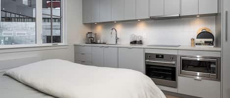 1 chambre, bureau, fer et planche à repasser, lit de bébé portatif