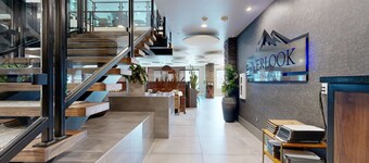 Beautiful resort studio with pool, gym and mountain views