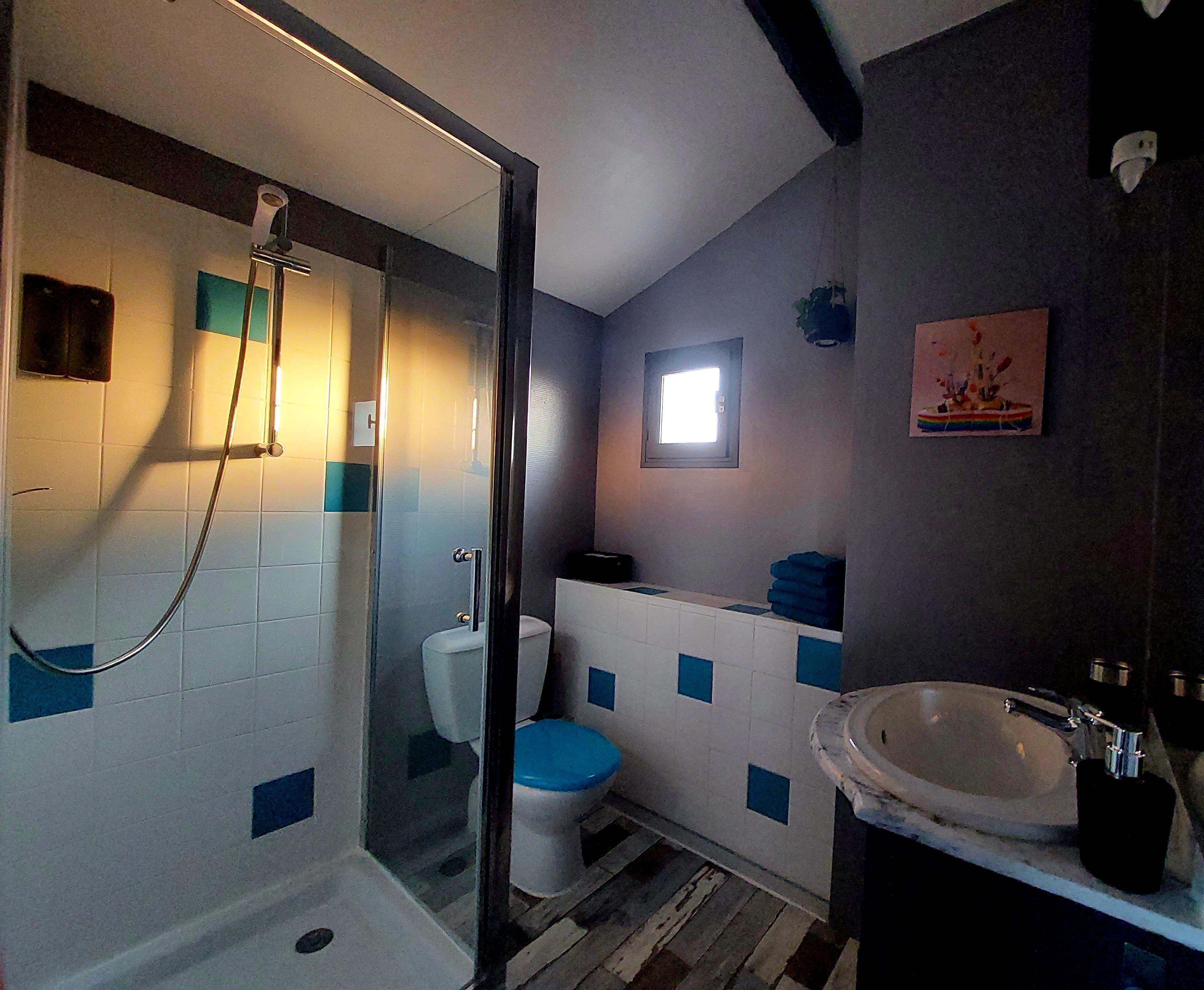 Douche, sèche-cheveux, serviettes fournies, savon