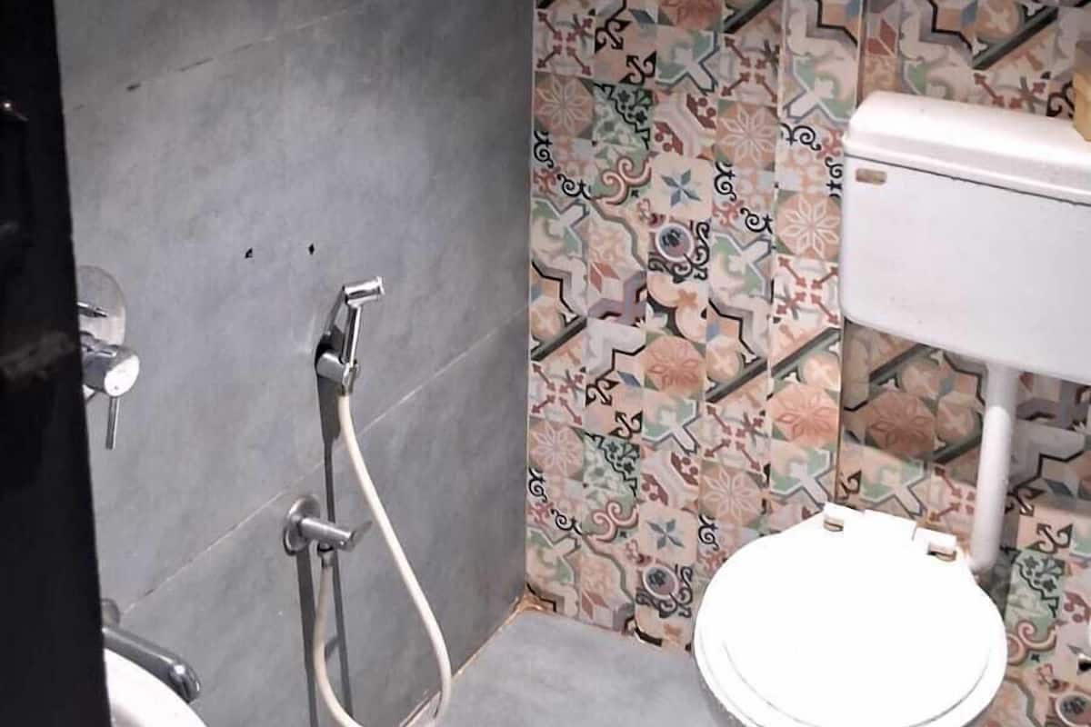 Habitación básica, varias camas, para no fumadores | Asiento de excusado elevado