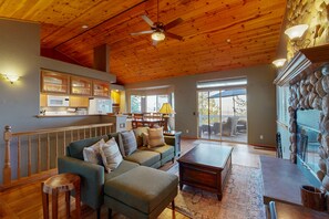 TV, fireplace - Charming home w/breathtaking view, fireplace, grill, close to hiking (Lake Arrowhead)