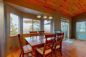 Dining - Charming home w/breathtaking view, fireplace, grill, close to hiking (Lake Arrowhead)