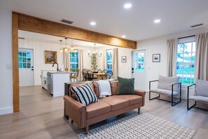 Älytelevisio, takka, kirjoja