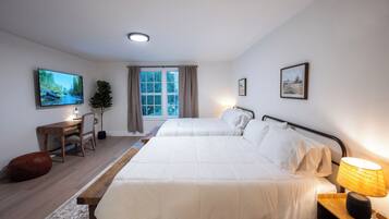 3 habitaciones, escritorio y tabla de planchar con plancha