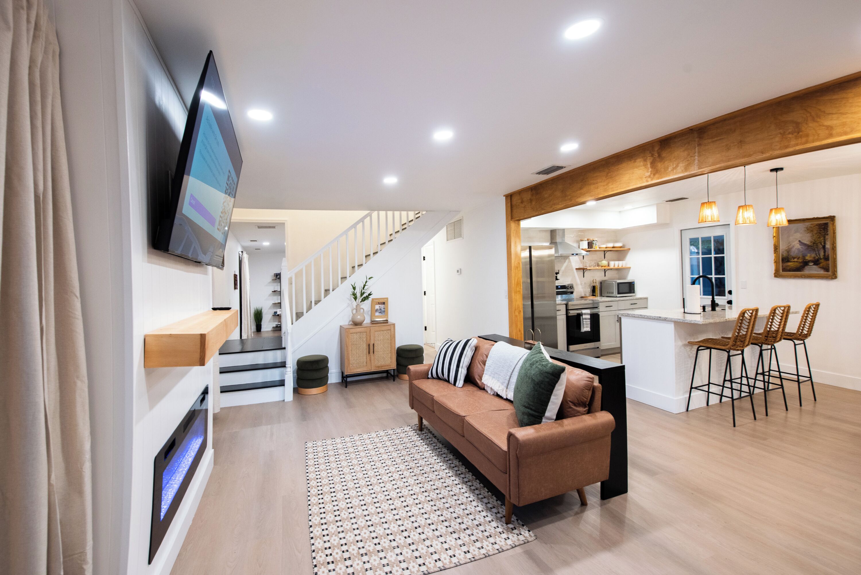 Smart-tv, een open haard en boeken