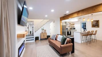 Smart TV, chimenea y libros