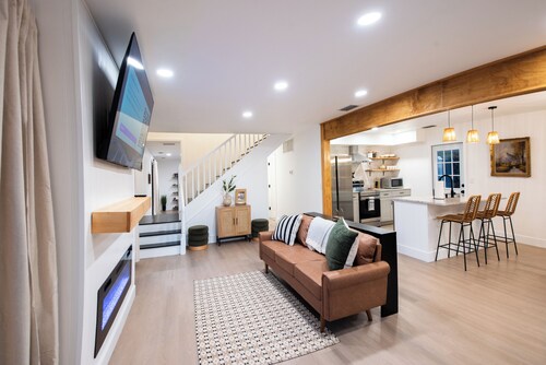 Vero Beach Gem: Pool, Game Room, King Beds, minutes to the beaches...