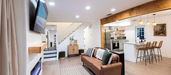 Vero Beach Gem: Pool, Game Room, King Beds, minutes to the beaches...