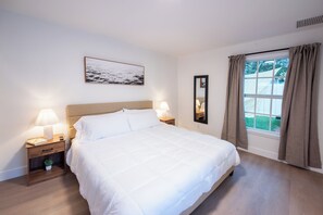 3 bedrooms, desk, iron/ironing board, travel cot