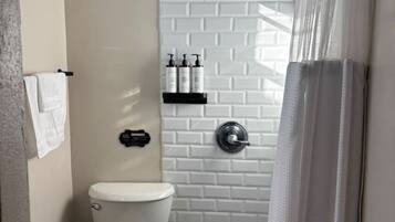 Sèche-cheveux, serviettes fournies, savon, shampoing