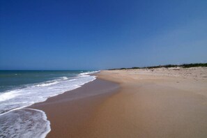 Plage à proximité, chaise longue, serviettes de plage