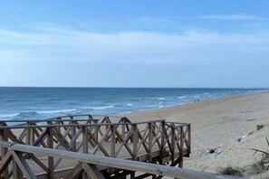 Plage à proximité, chaise longue, serviettes de plage