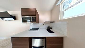 Refrigerador, microondas, parrilla de estufa y cafetera y tetera