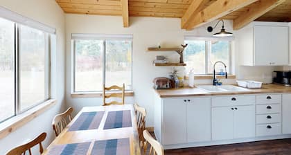 Cozy cabin in pastoral setting w/wood stove, mountain views, walk to river
