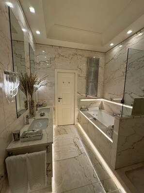 Suihku, hiustenkuivaaja, bidee, pyyhkeet