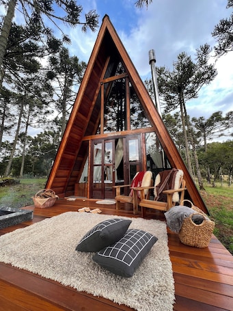 Chalet, 1 King Bed, Garden View | Premium bedding, down comforters, minibar, individually decorated