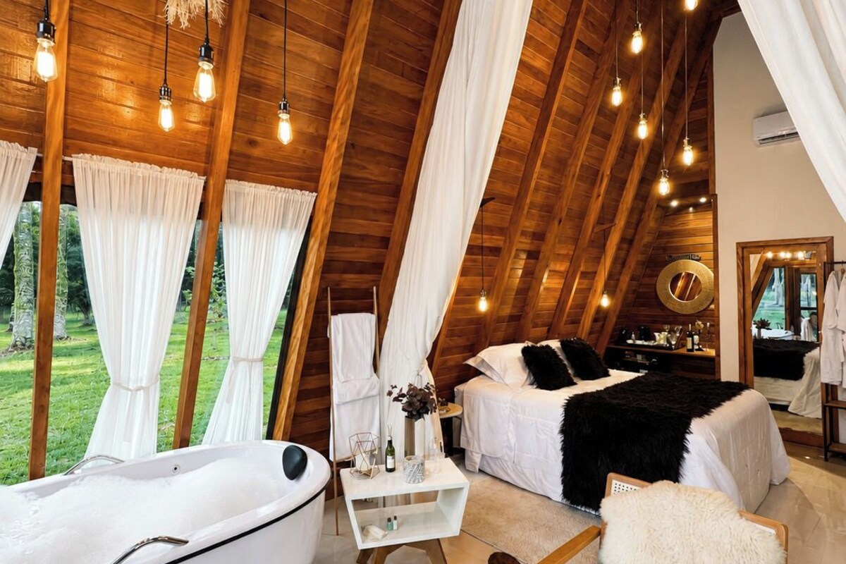 Chalé luxo, 1 cama King, vista para o jardim | Roupas de cama premium, edredons de pluma, frigobar