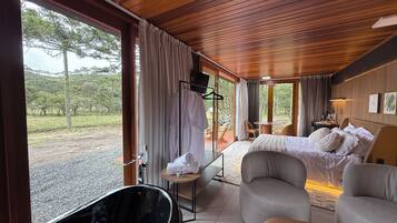 Hytte – deluxe | Sengetøy av topp kvalitet, dundyner, minibar og individuelt dekorert