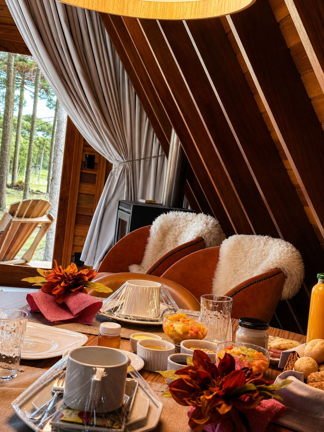 Een eetruimte met een ontbijttafel, inclusief borden, kopjes en verschillende soorten eten.