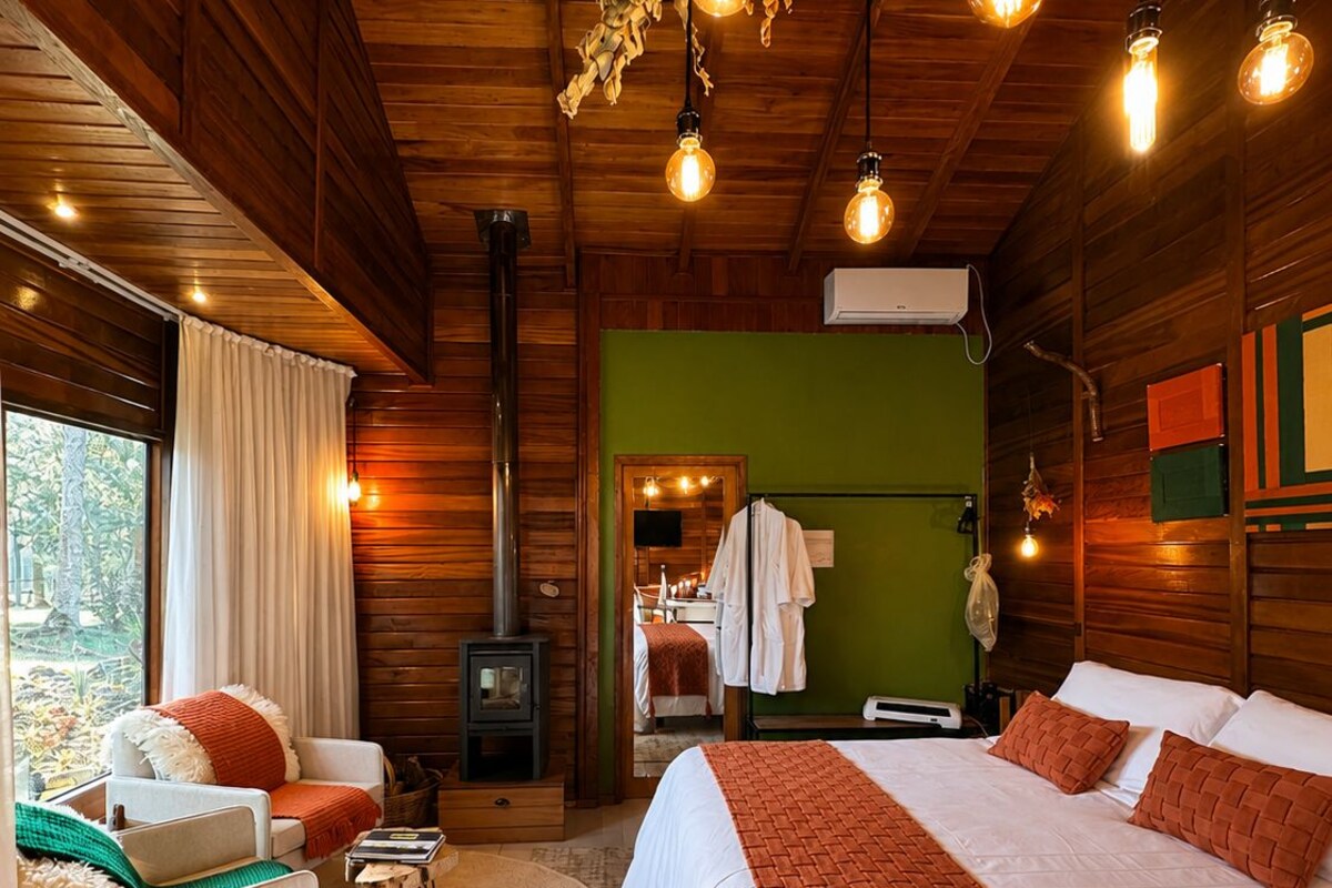 Cabana tradicional | Roupas de cama premium, edredons de pluma, frigobar