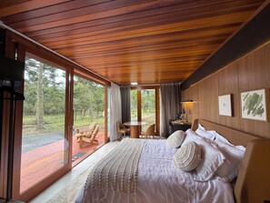 Ropa de cama de alta calidad, cubrecamas y minibar 